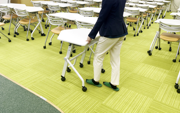 異形天板の移動机を採用